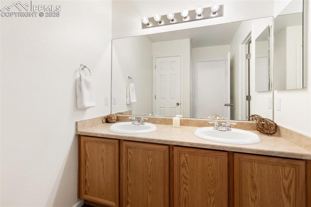 Image 33 of 37: Bathroom