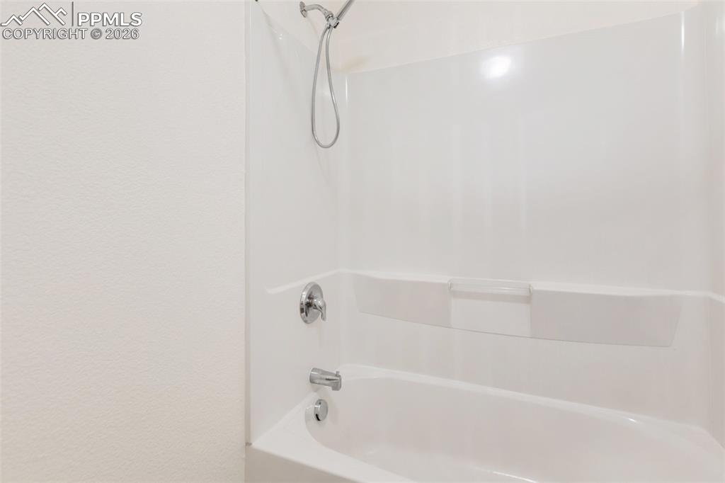 Image 34 of 37: Bathroom