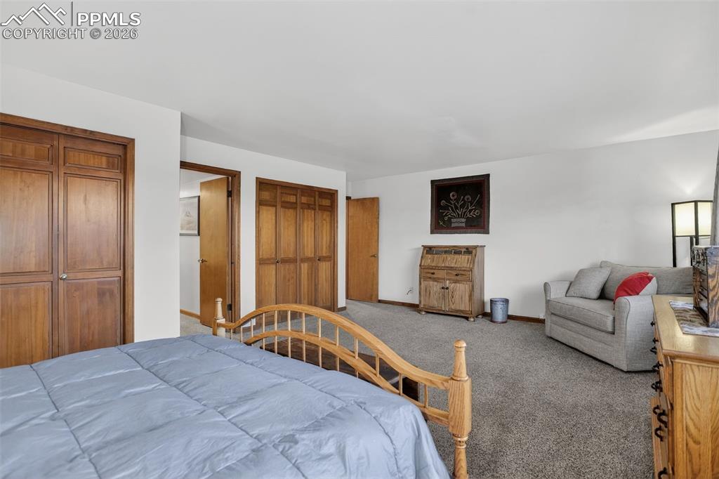 Image 18 of 29: Bedroom