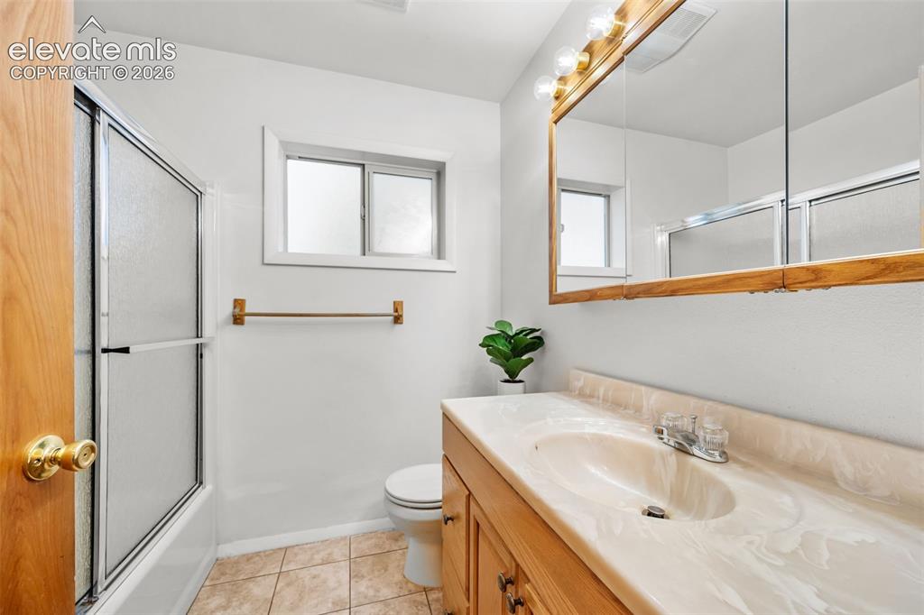 Image 14 of 32: Bathroom