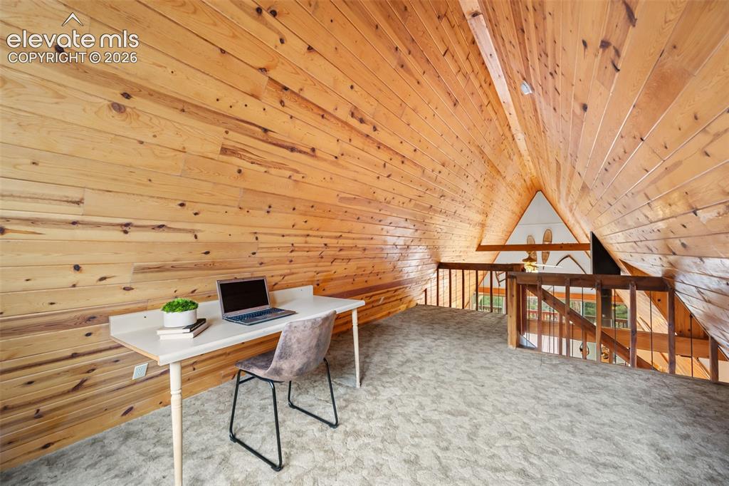 Image 18 of 32: Loft