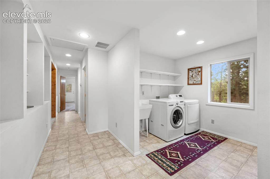 Image 19 of 32: Laundry