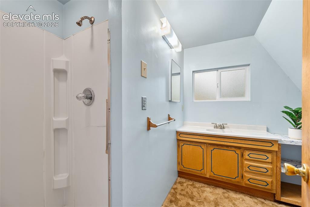 Image 20 of 32: Bathroom