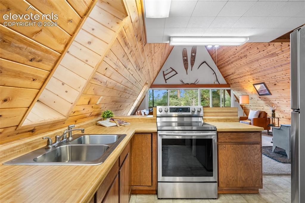Image 9 of 32: Kitchen