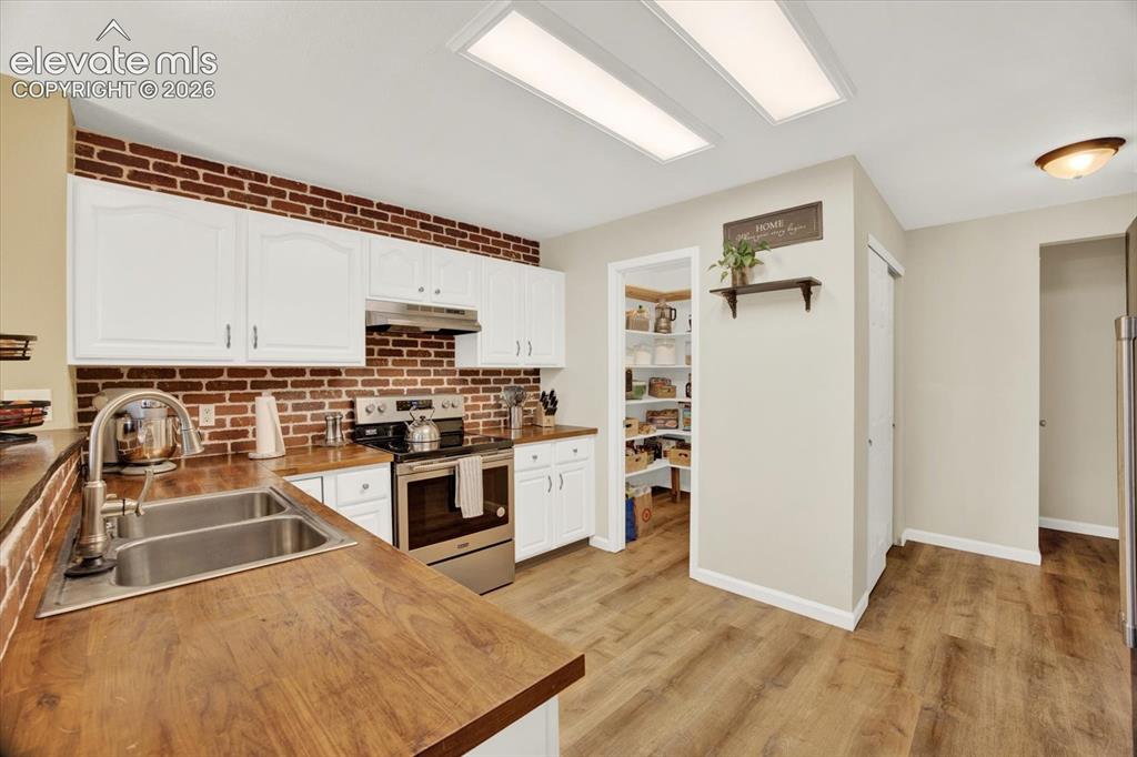 Image 10 of 40: Kitchen