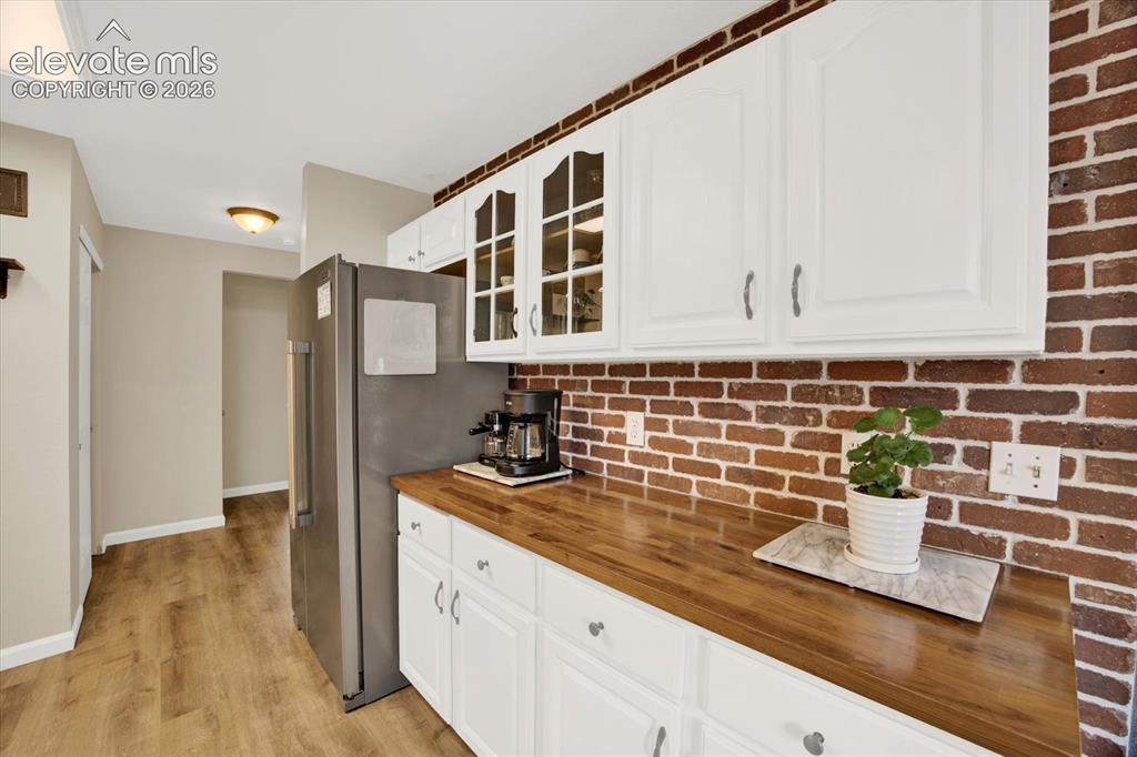 Image 11 of 40: Kitchen