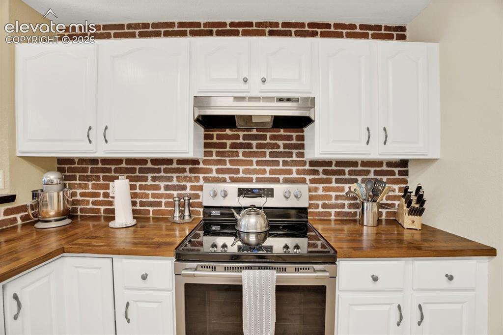 Image 12 of 40: Kitchen