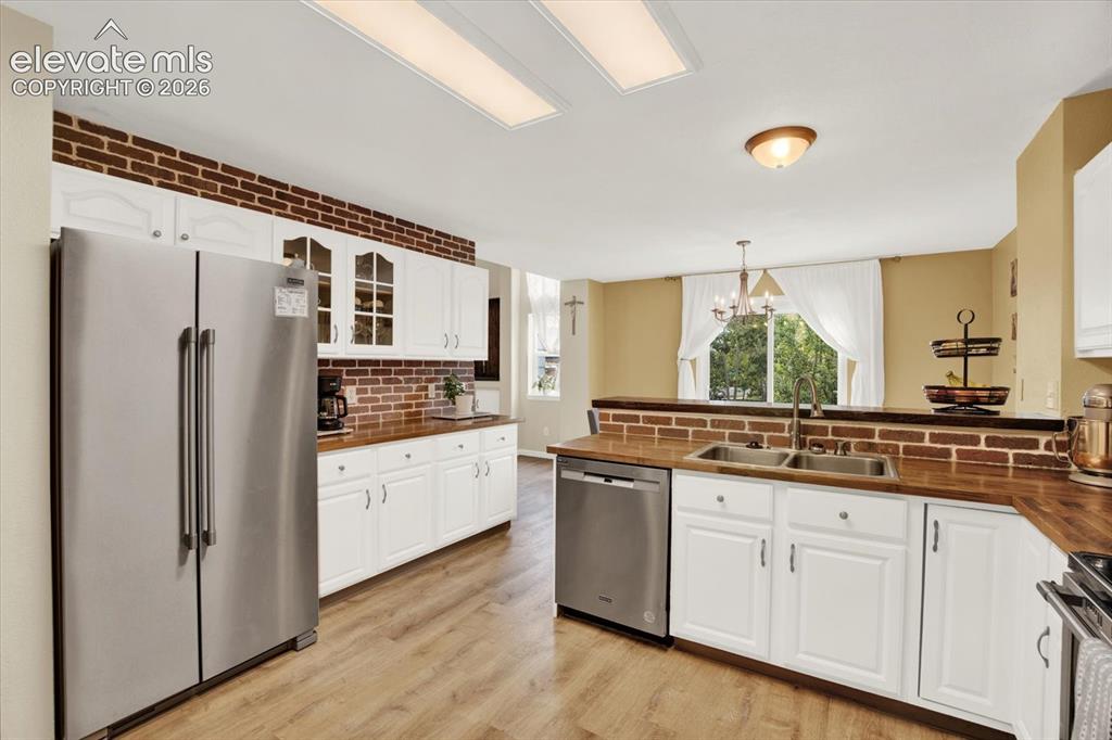 Image 13 of 40: Kitchen