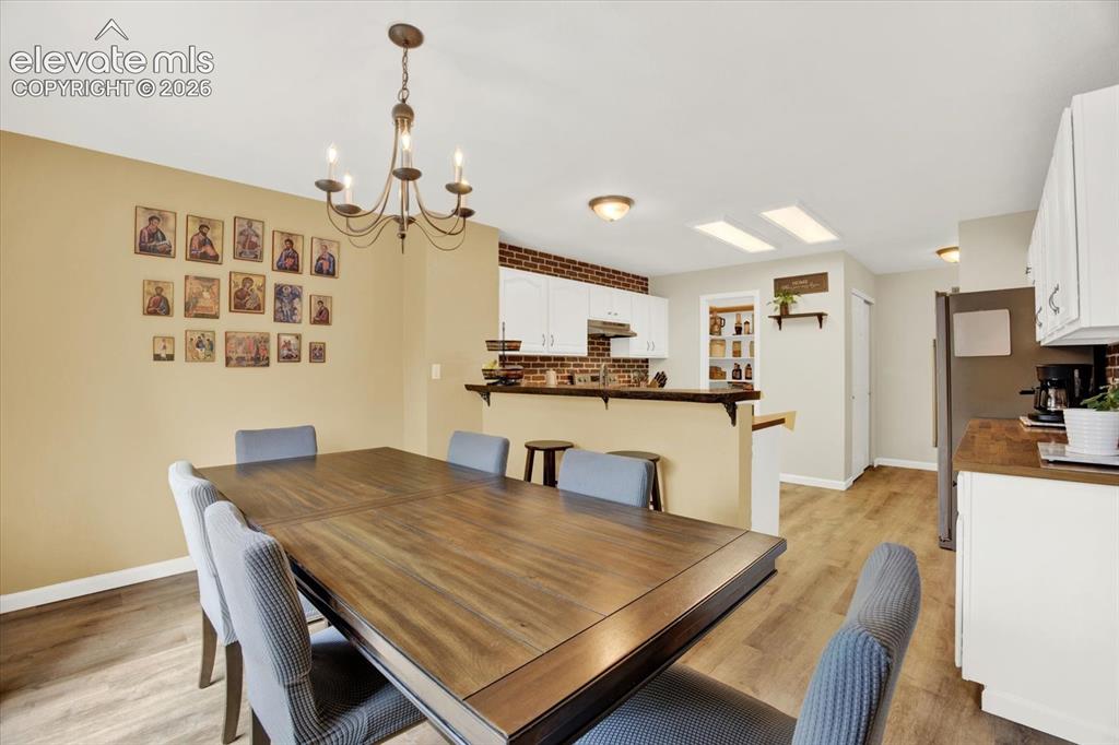 Image 14 of 40: Dining Area