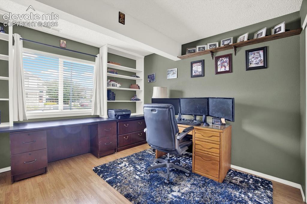 Image 18 of 40: Office