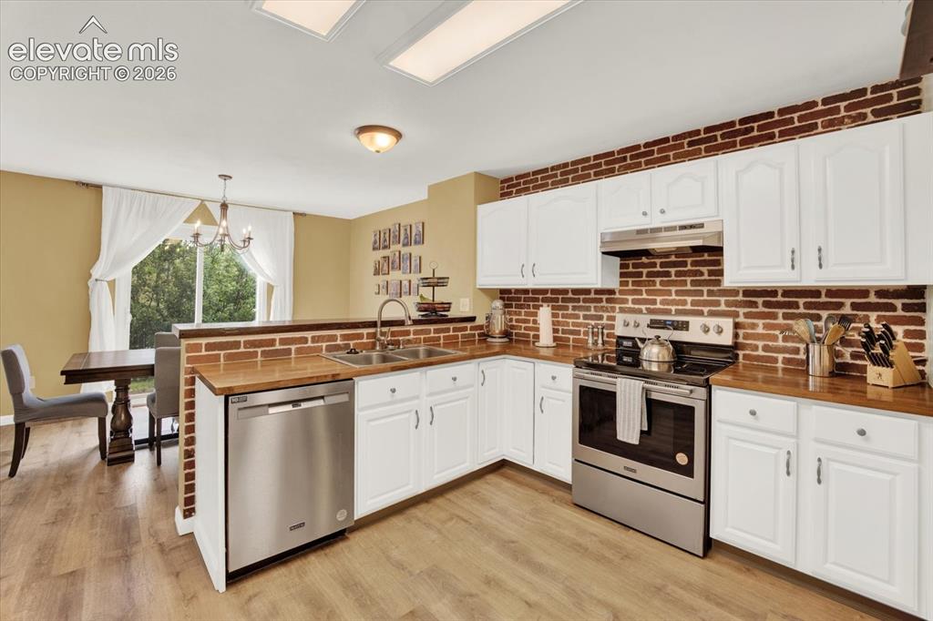 Image 9 of 40: Kitchen