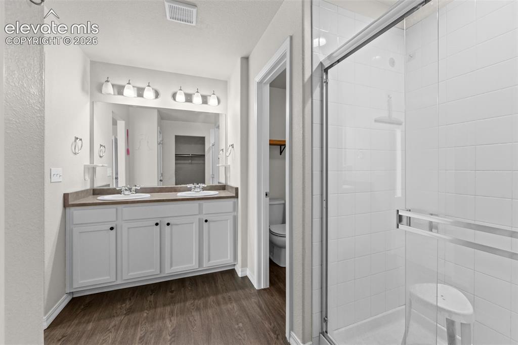 Image 16 of 31: Bathroom