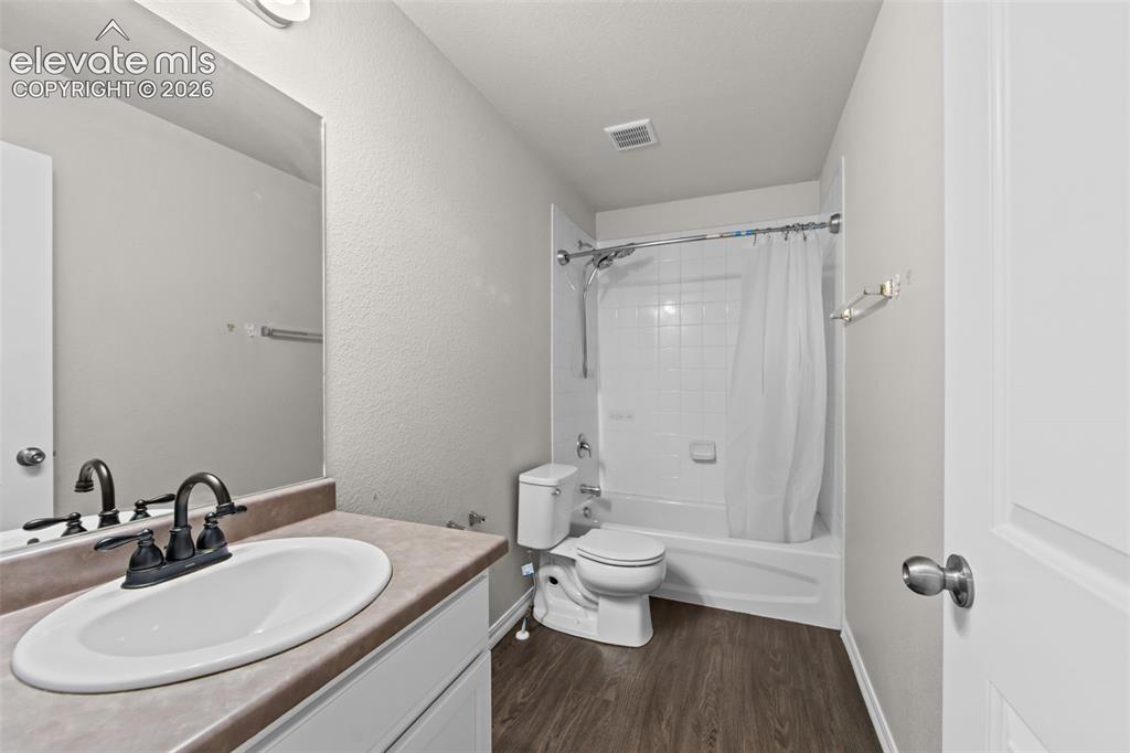 Image 21 of 31: Bathroom
