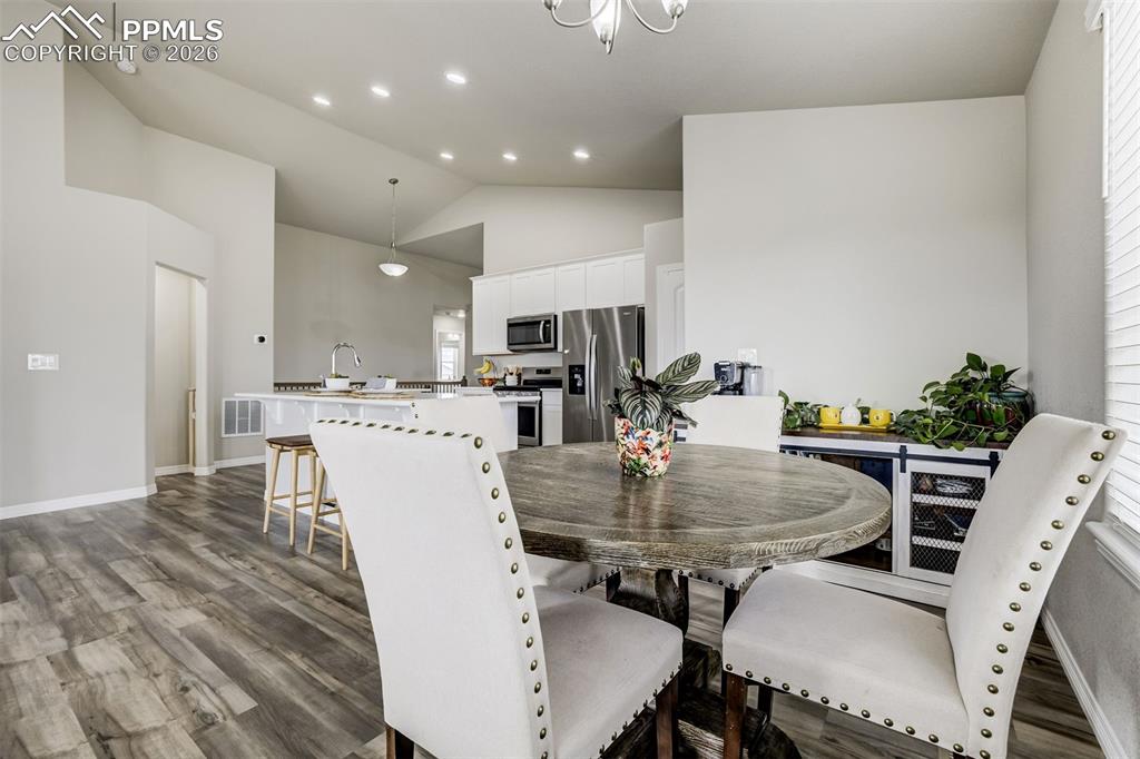 Image 10 of 50: Dining Area