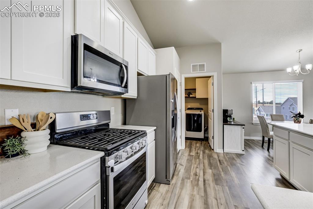 Image 13 of 50: Kitchen