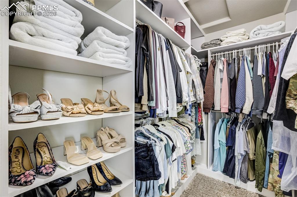 Image 23 of 50: Closet