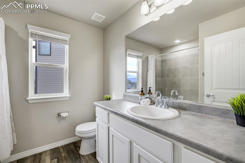 Image 29 of 50: Bathroom