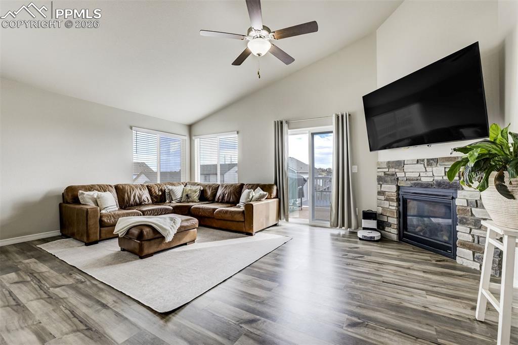 Image 5 of 50: Living Room