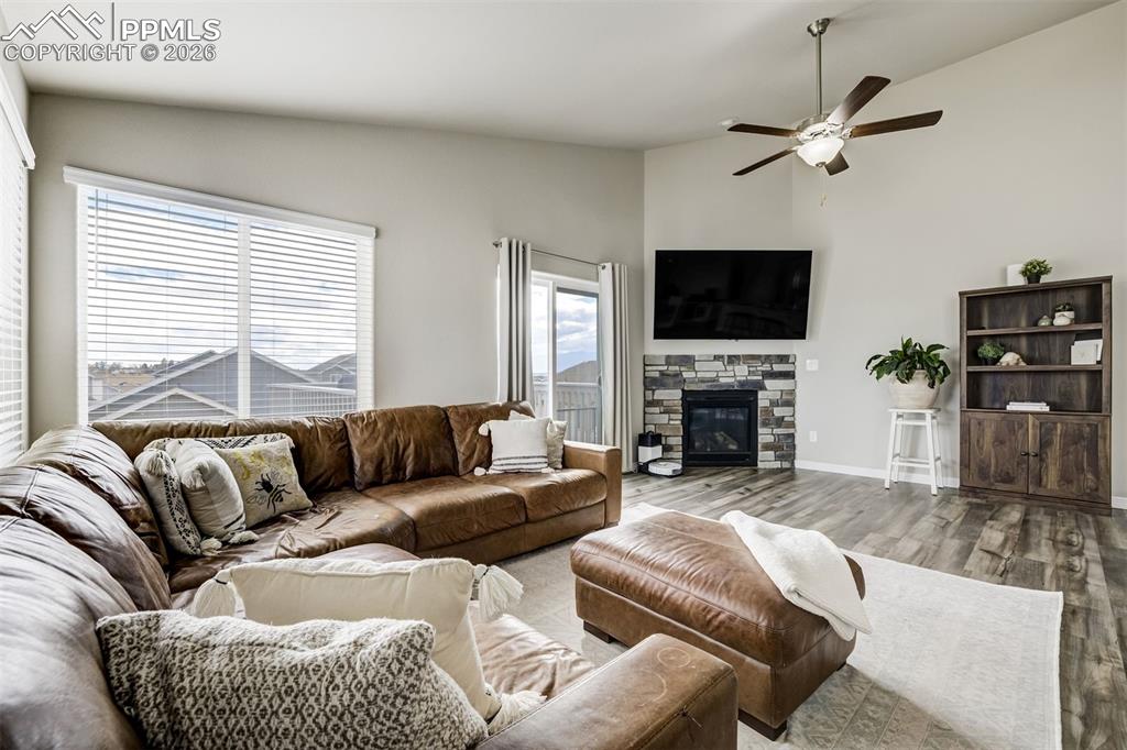 Image 6 of 50: Living Room