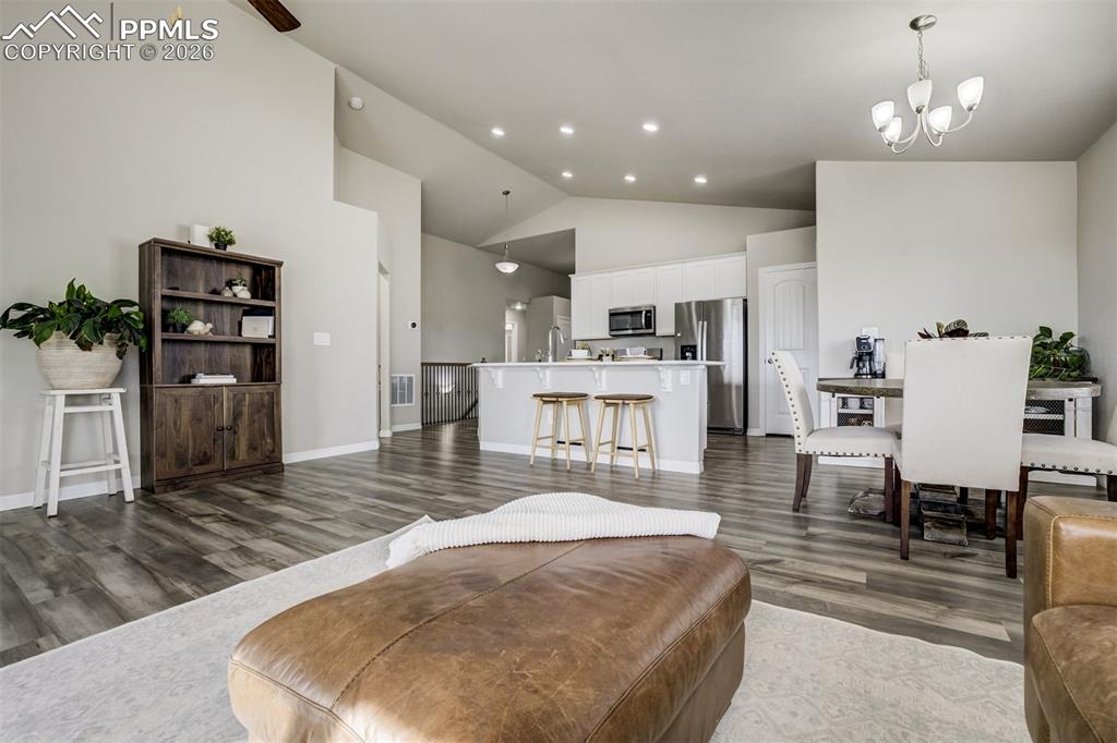 Image 7 of 50: Living Room