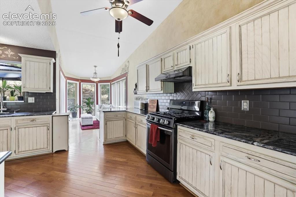 Image 16 of 50: Kitchen