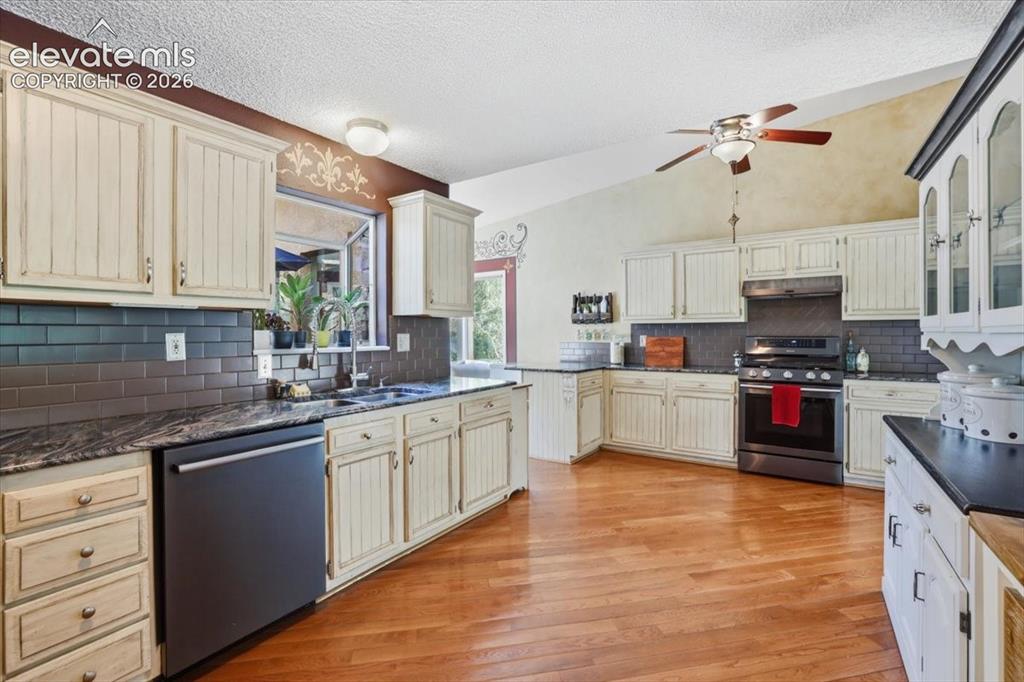 Image 17 of 50: Kitchen