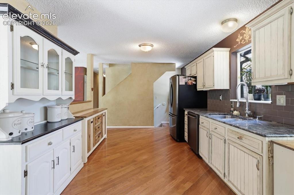 Image 18 of 50: Kitchen