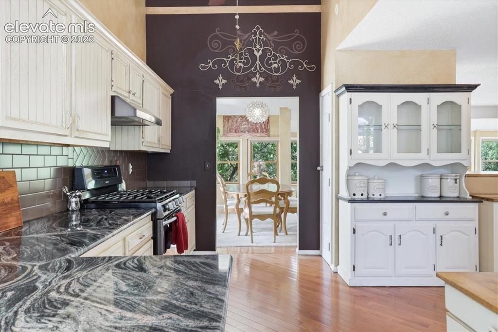 Image 19 of 50: Kitchen