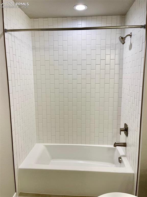 Image 14 of 26: Bathroom