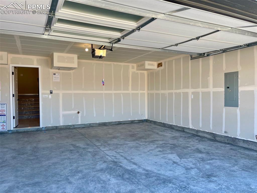 Image 26 of 26: Garage