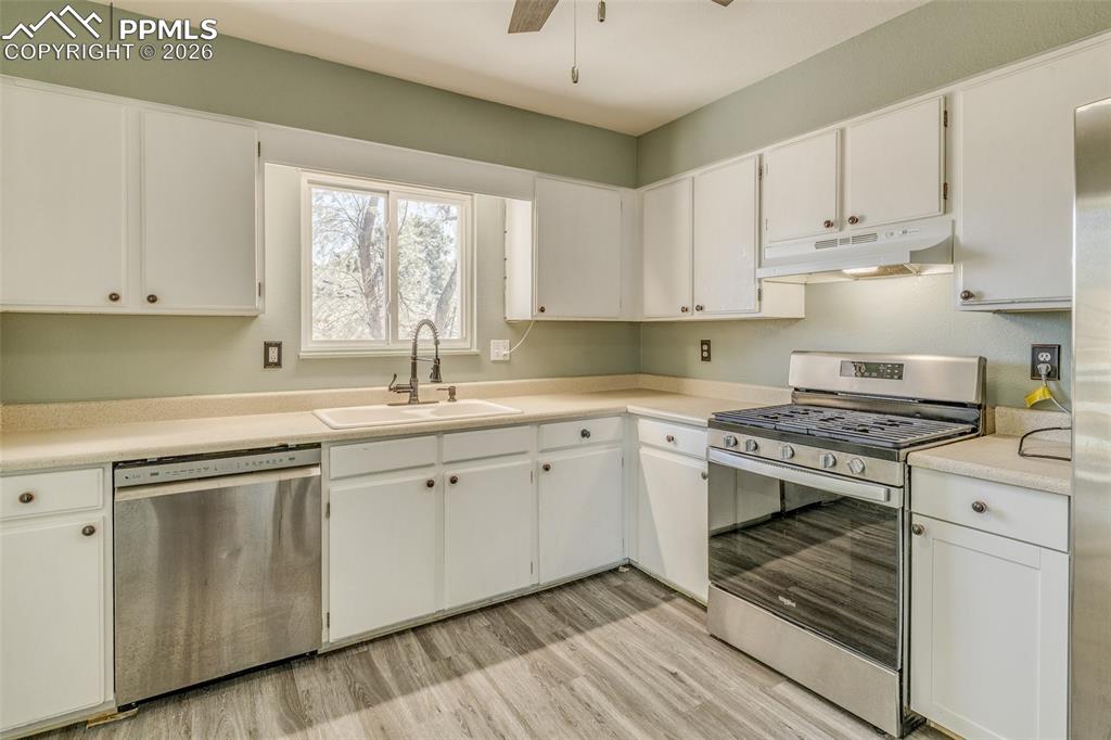 Image 10 of 30: Kitchen