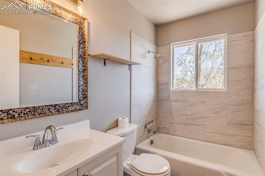 Image 13 of 30: Bathroom