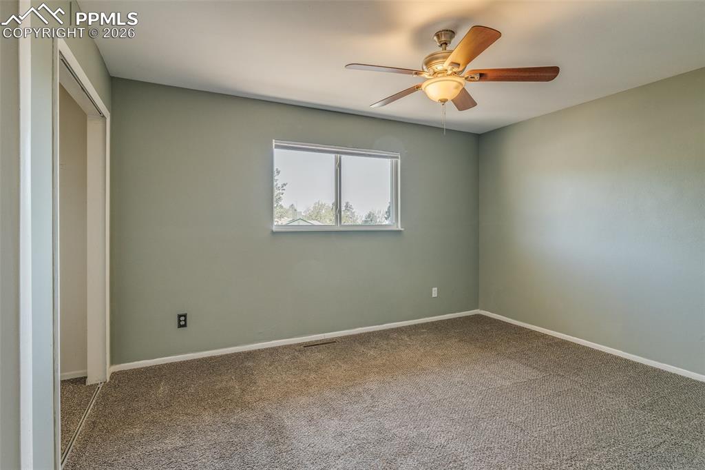 Image 20 of 30: Bedroom