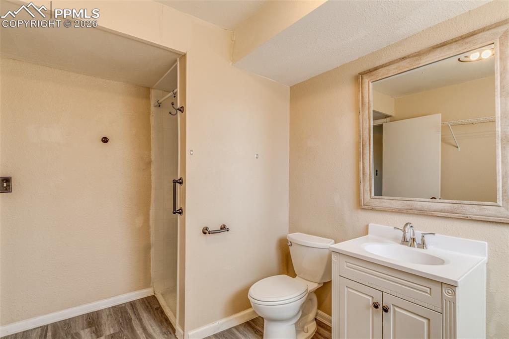 Image 25 of 30: Bathroom