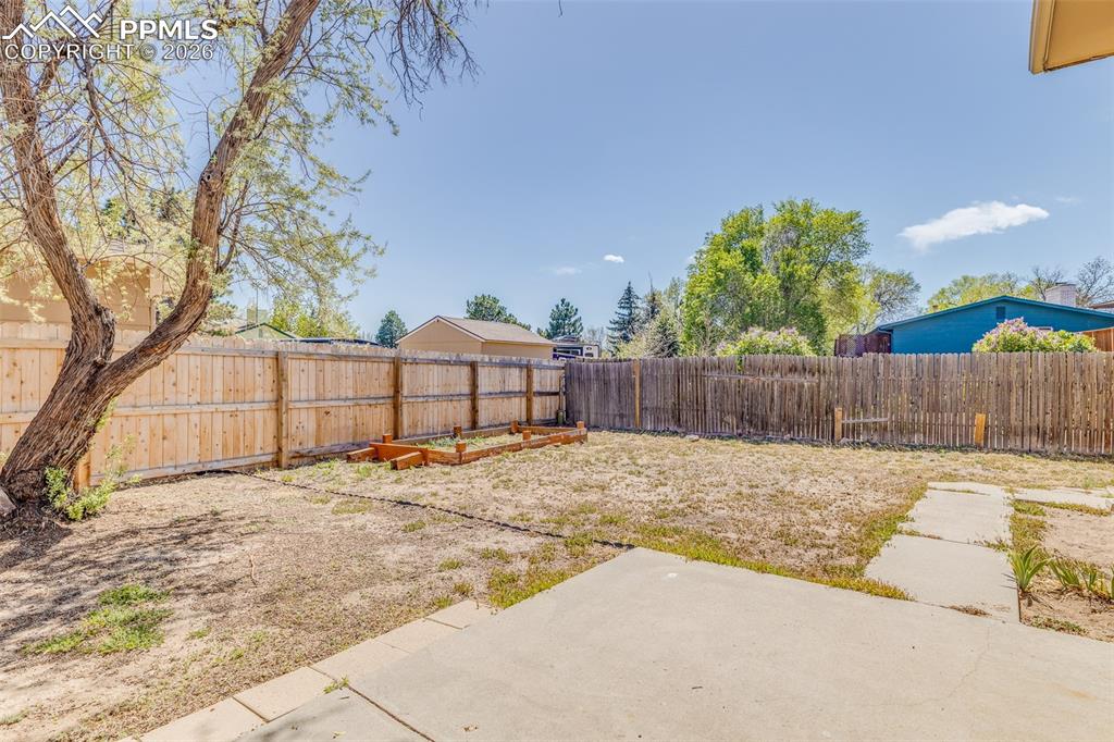 Image 28 of 30: Yard