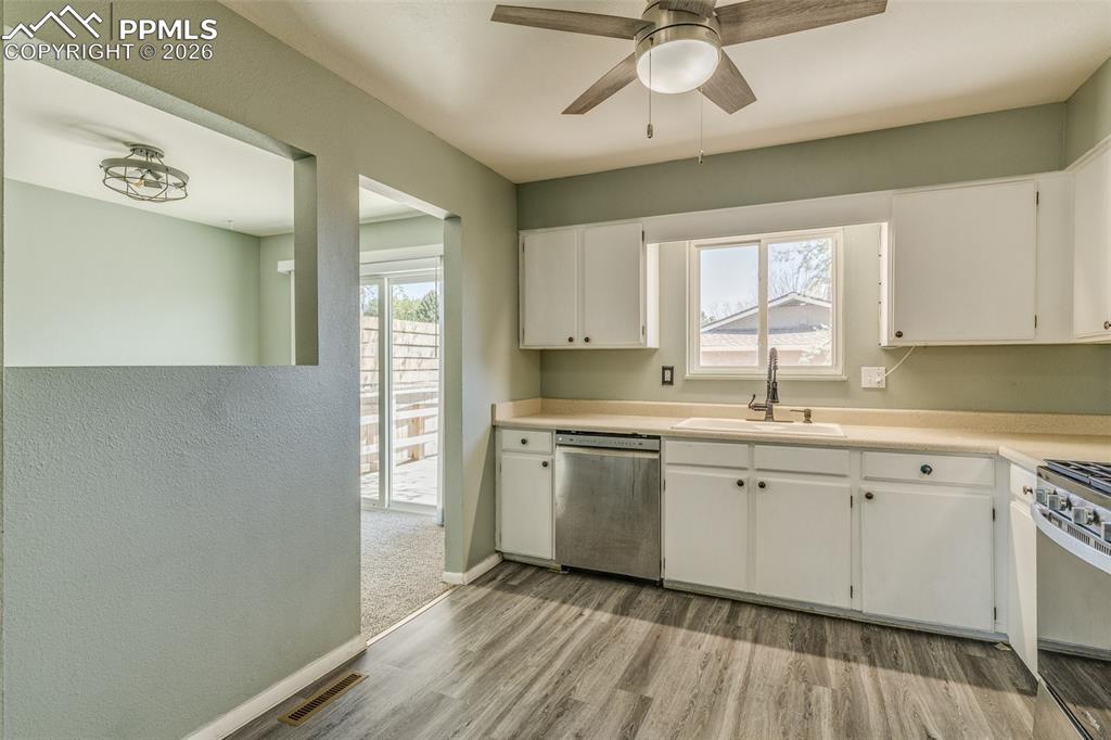 Image 9 of 30: Kitchen