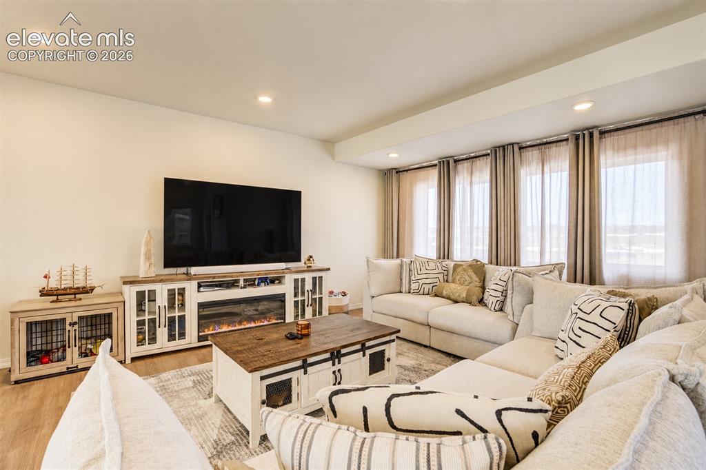 Image 10 of 18: Living Room