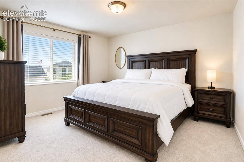 Image 14 of 18: Bedroom