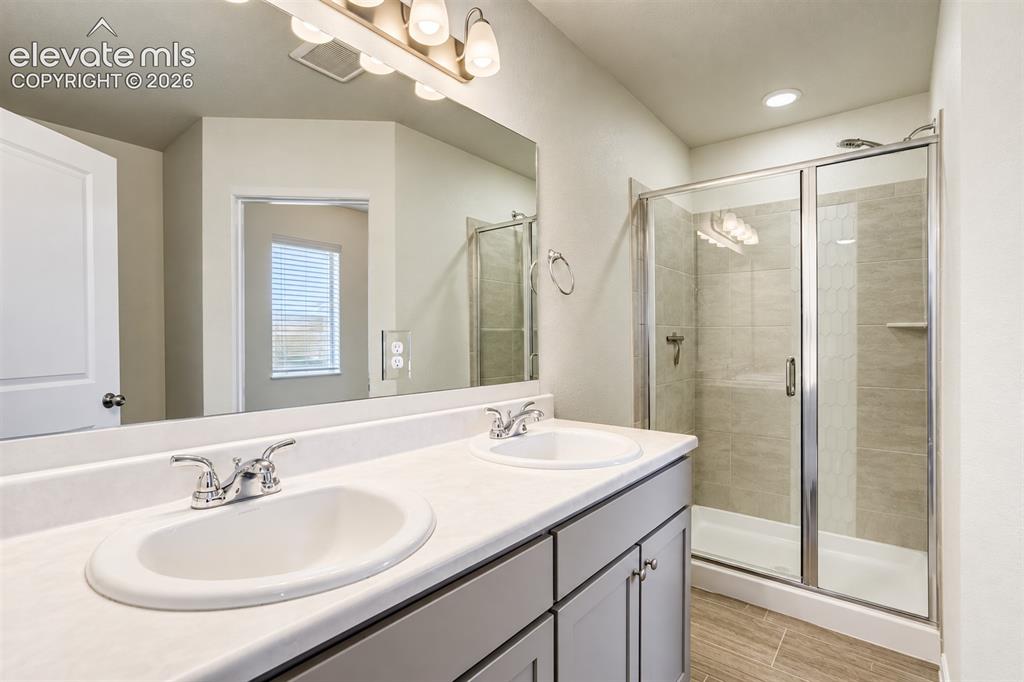 Image 15 of 18: Bathroom