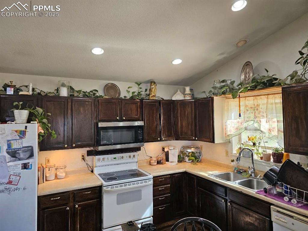 Image 17 of 26: Kitchen