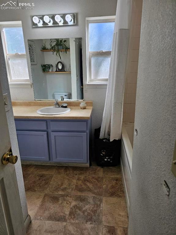 Image 19 of 26: Bathroom