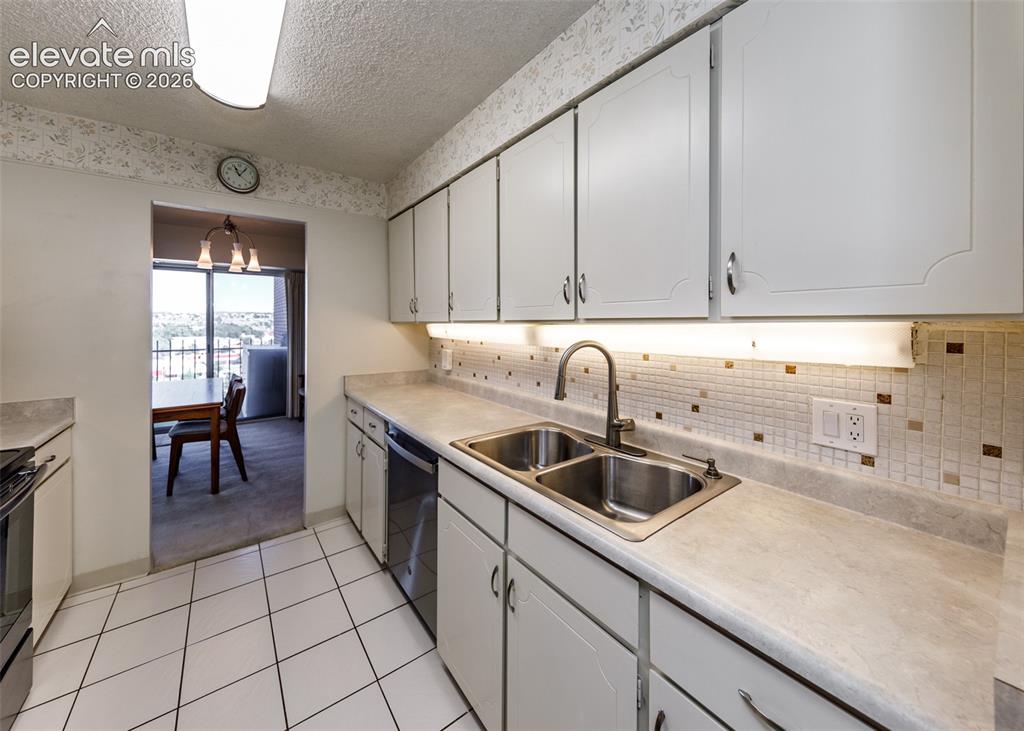 Image 14 of 49: Kitchen