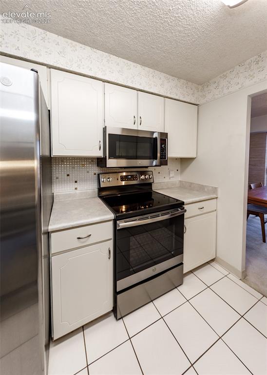 Image 15 of 49: Kitchen