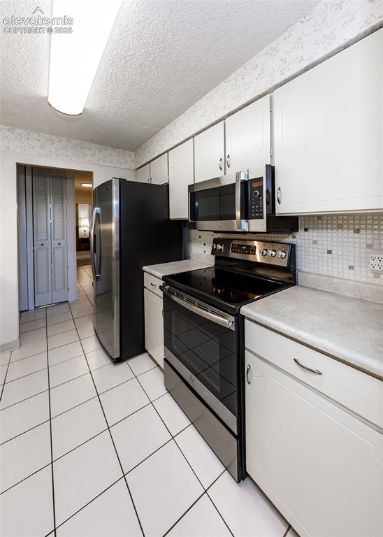 Image 16 of 49: Kitchen
