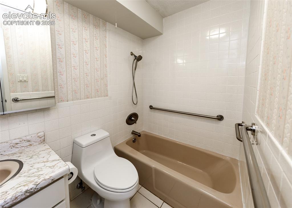 Image 24 of 49: Bathroom