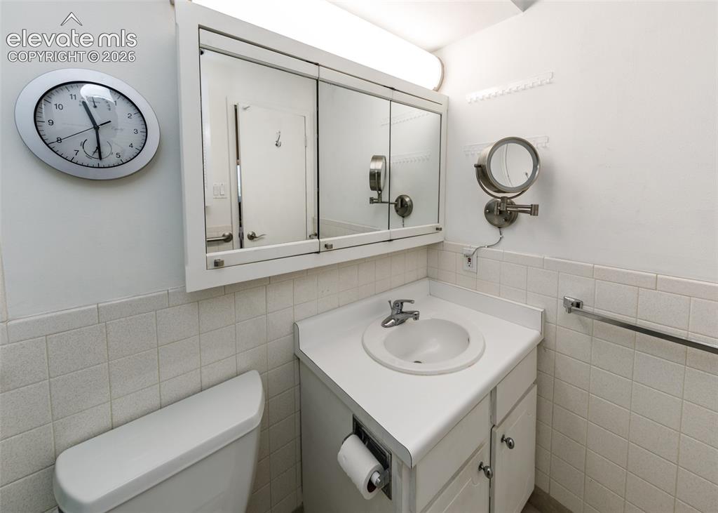 Image 32 of 49: Bathroom