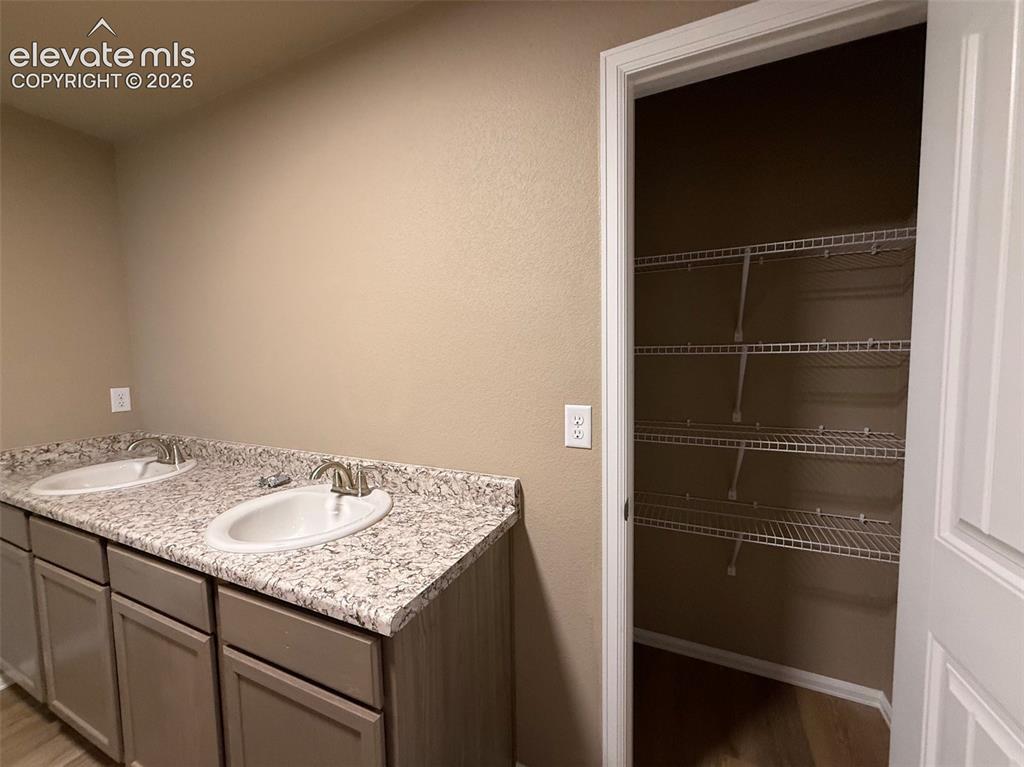 Image 17 of 24: Bathroom