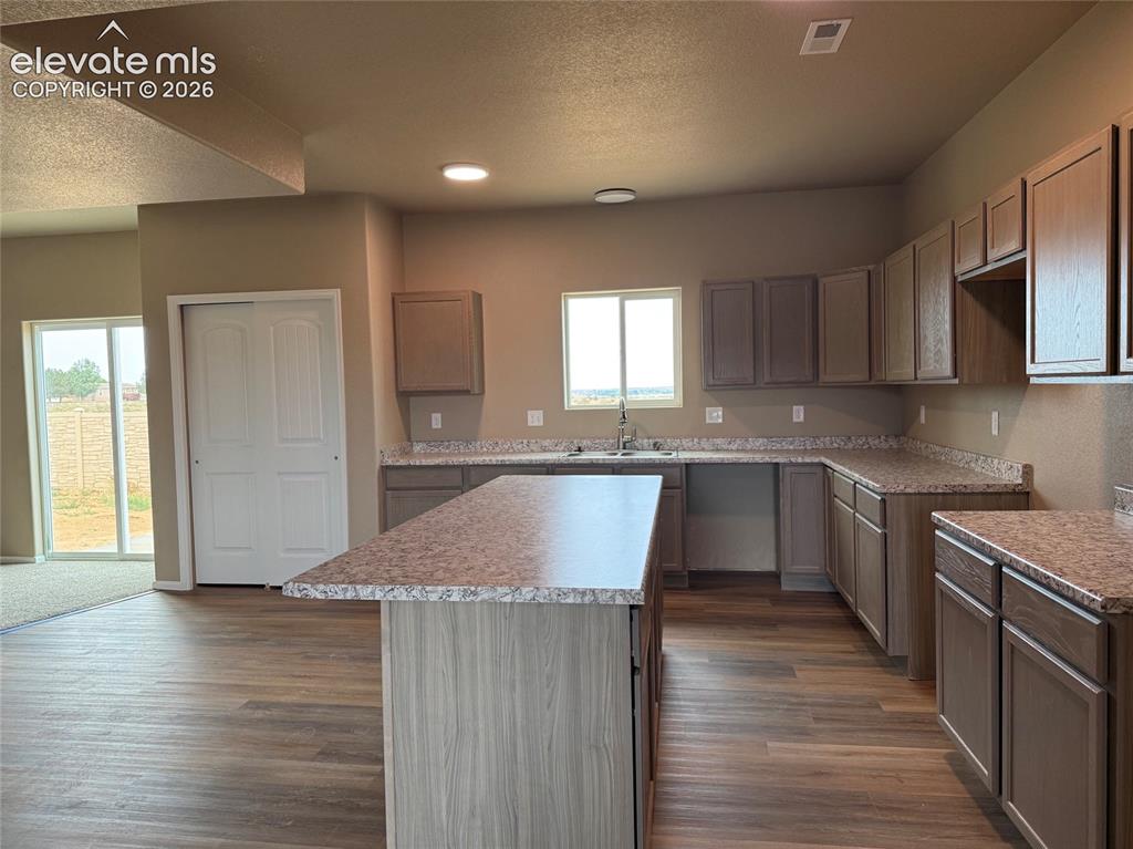 Image 8 of 24: Kitchen