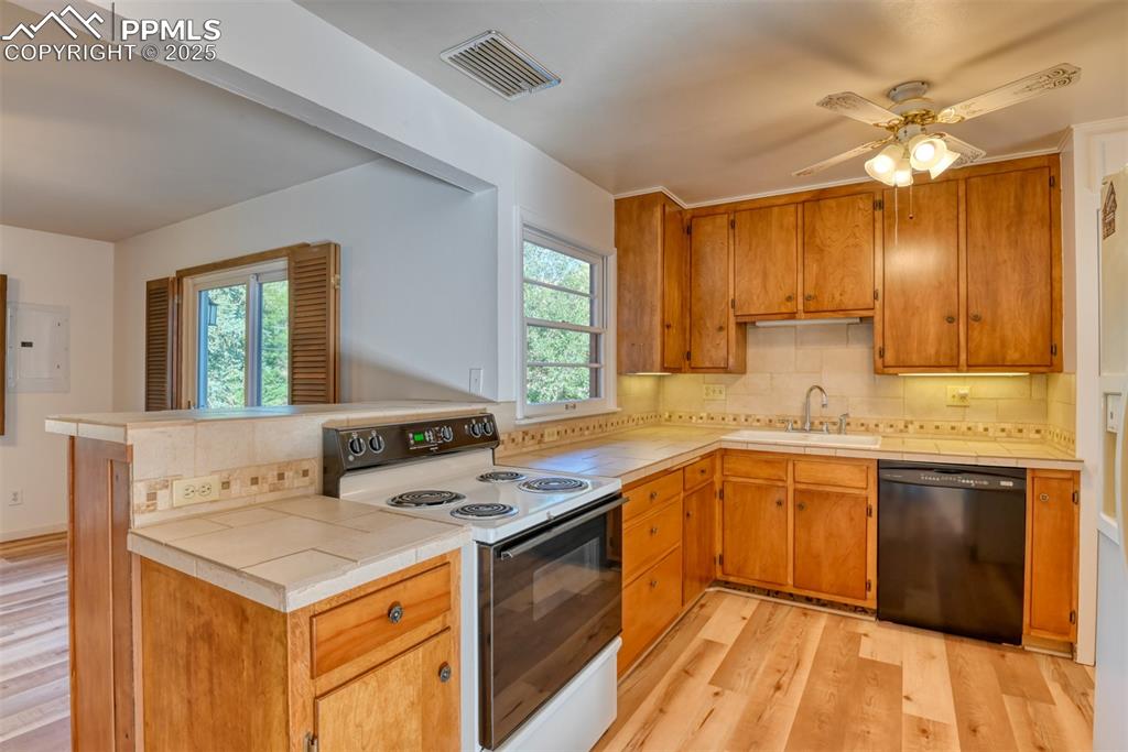 Image 14 of 49: Kitchen