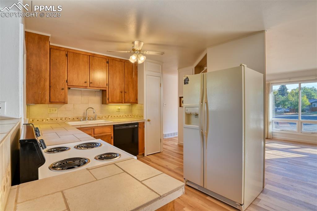 Image 15 of 49: Kitchen